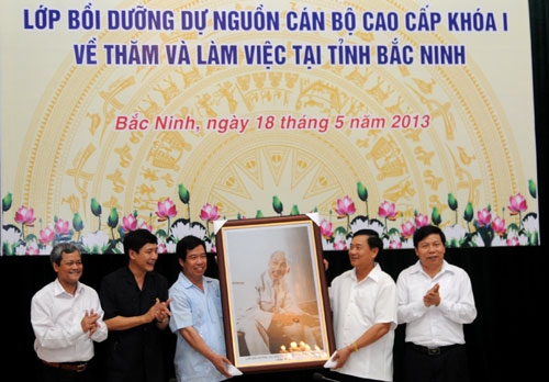 Lãnh đạo Học viện Chính trị- Hành chính Quốc gia Hồ Chí Minh trao quà lưu niệm cho lãnh đạo tỉnh Bắc Ninh